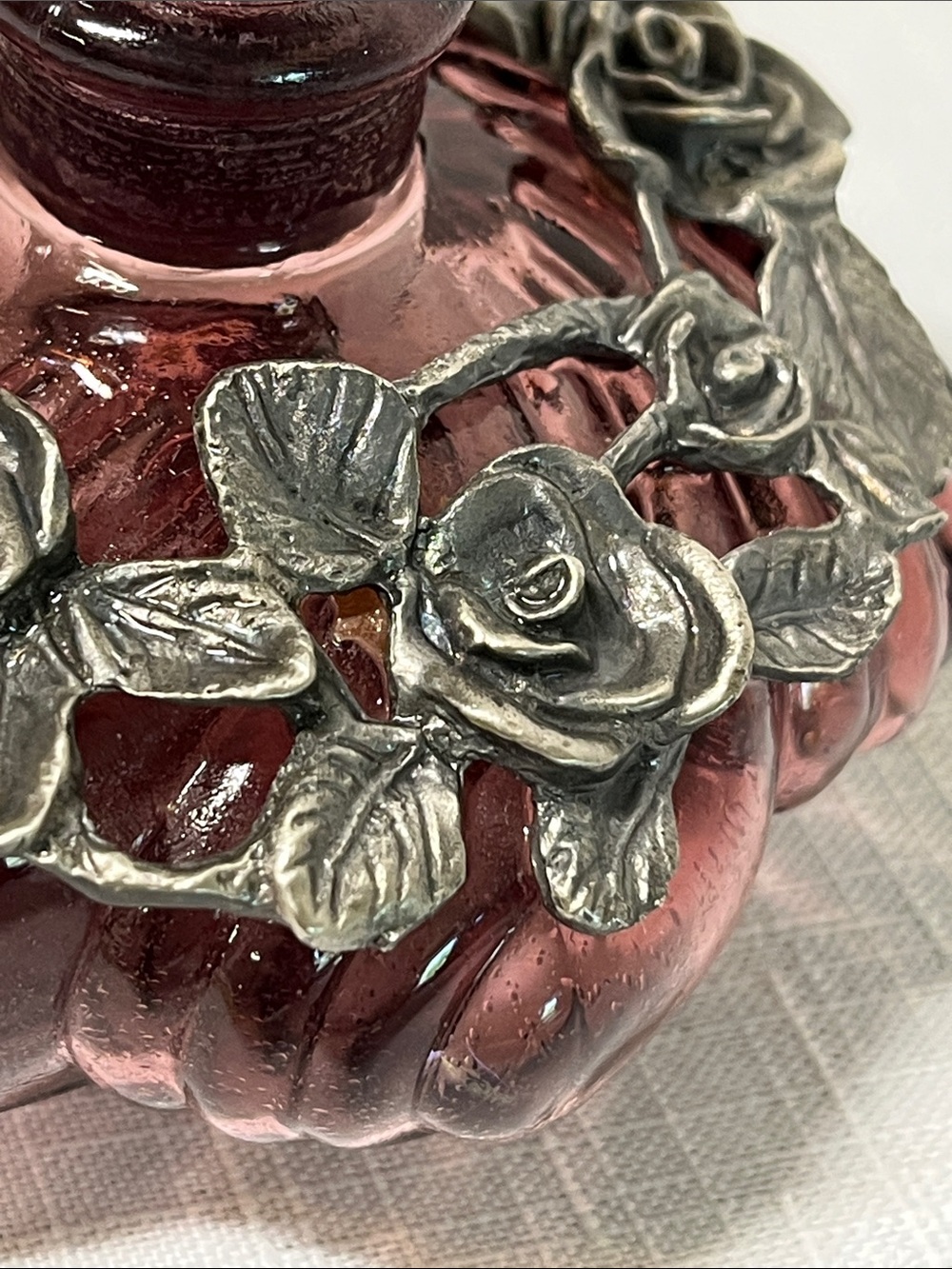 Vintage Amethyst Glass & Pewter
Perfume Bottle 
Sculpted Rose
Heart Stopper - Picture 5 of 7